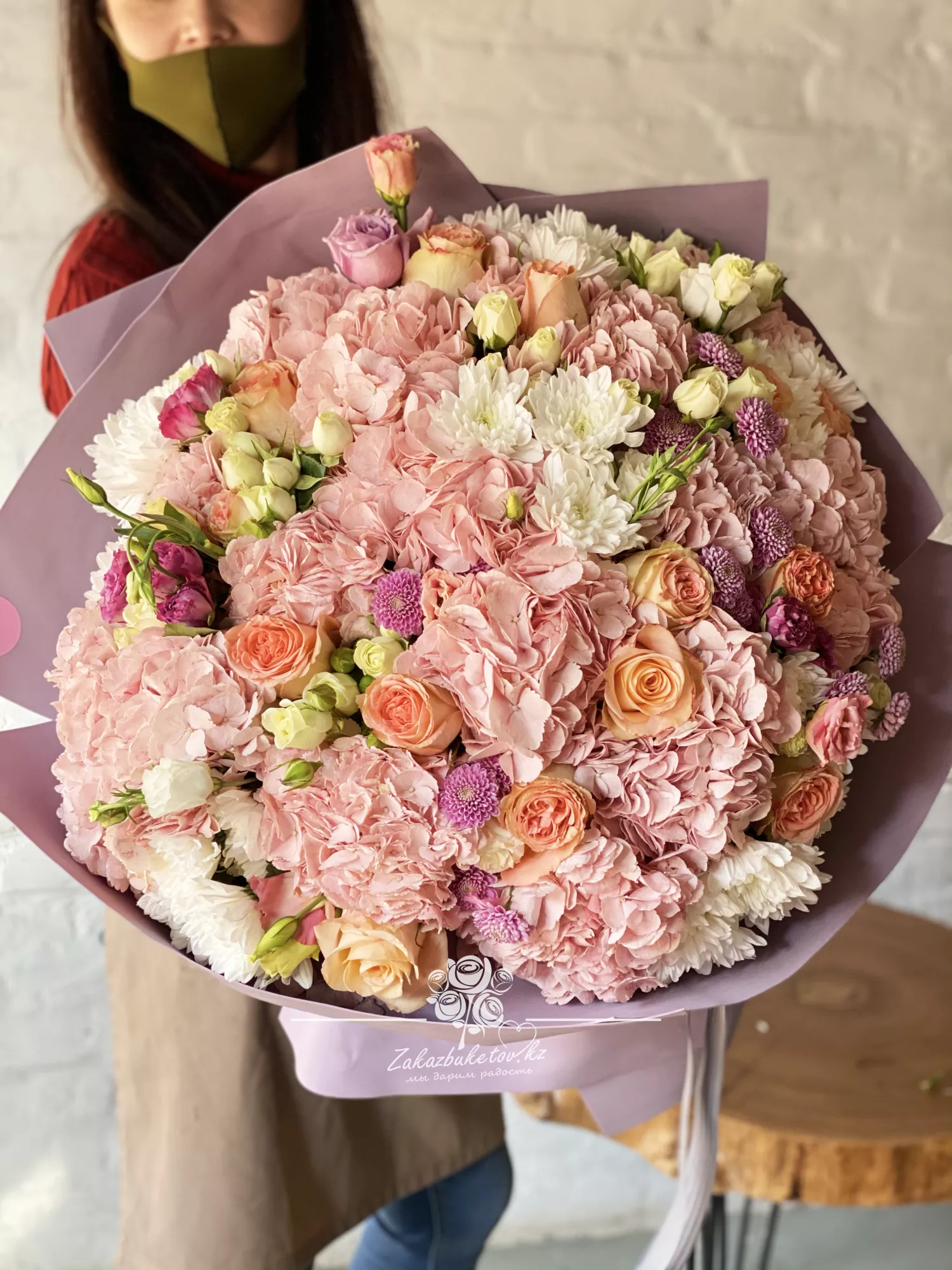 Букет "Цветочное настроение" с гортензией, лизиантусом, розой и хризантемой