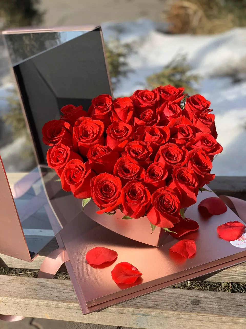 Розы в коробке "Сердце на ладони"